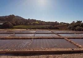 Este pueblo blanco tiene una salina romana y un manantial rosa de aguas saladas