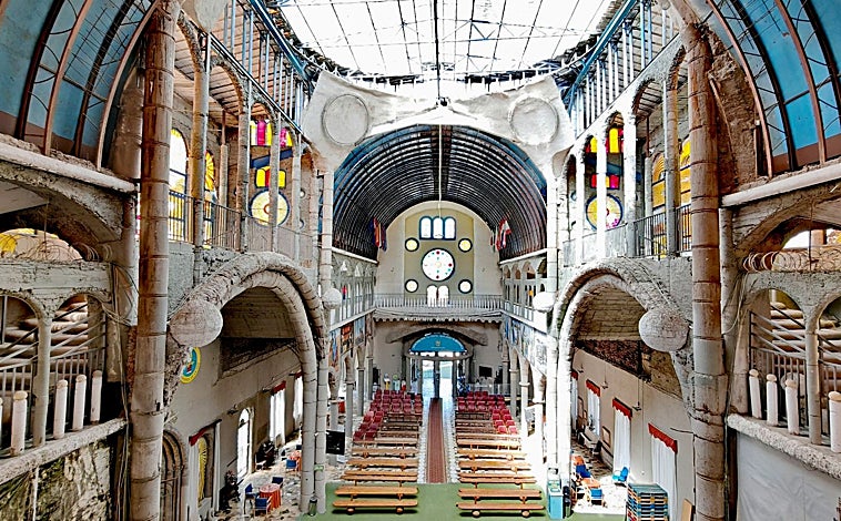 Imagen principal - Interior de la catedral (arriba); la cripta del templo (abajo izquierda) y exterior del mismo (abajo derecha)