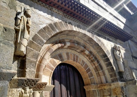 Secondary image 1 - Exterior view of Santa Marta de Tera (above); the south portico with the sculptures of Saint John and Saint James (bottom left); and the north portico with Saint Jude Thaddeus.
