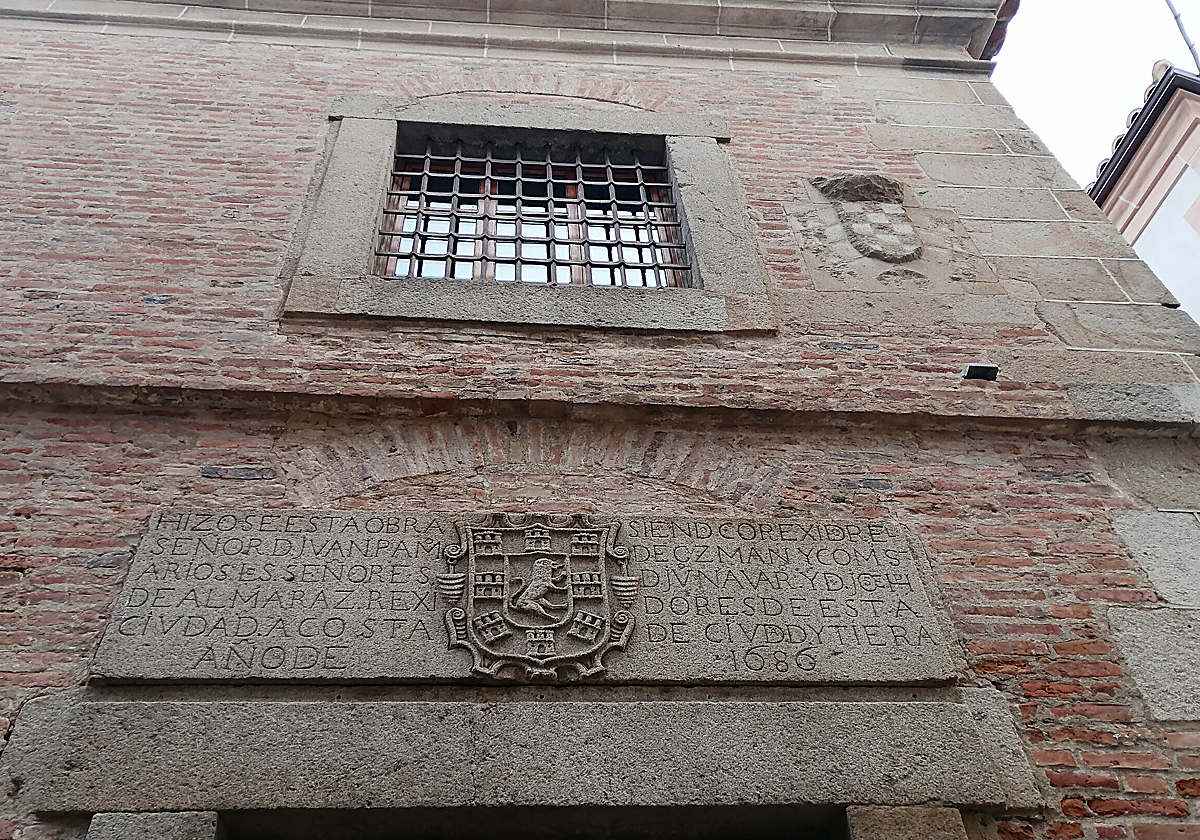 Imagen de la entrada de la Cárcel Real de Coria, Cáceres