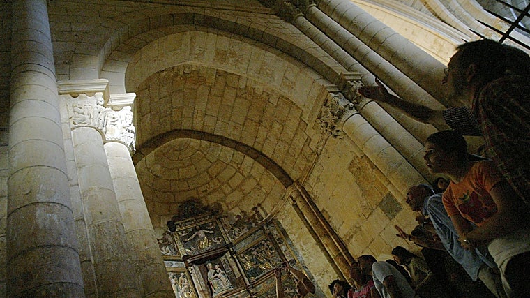 Visitantes ante el fenómeno luz equinoccial en el Santuario de San Juan de Ortega