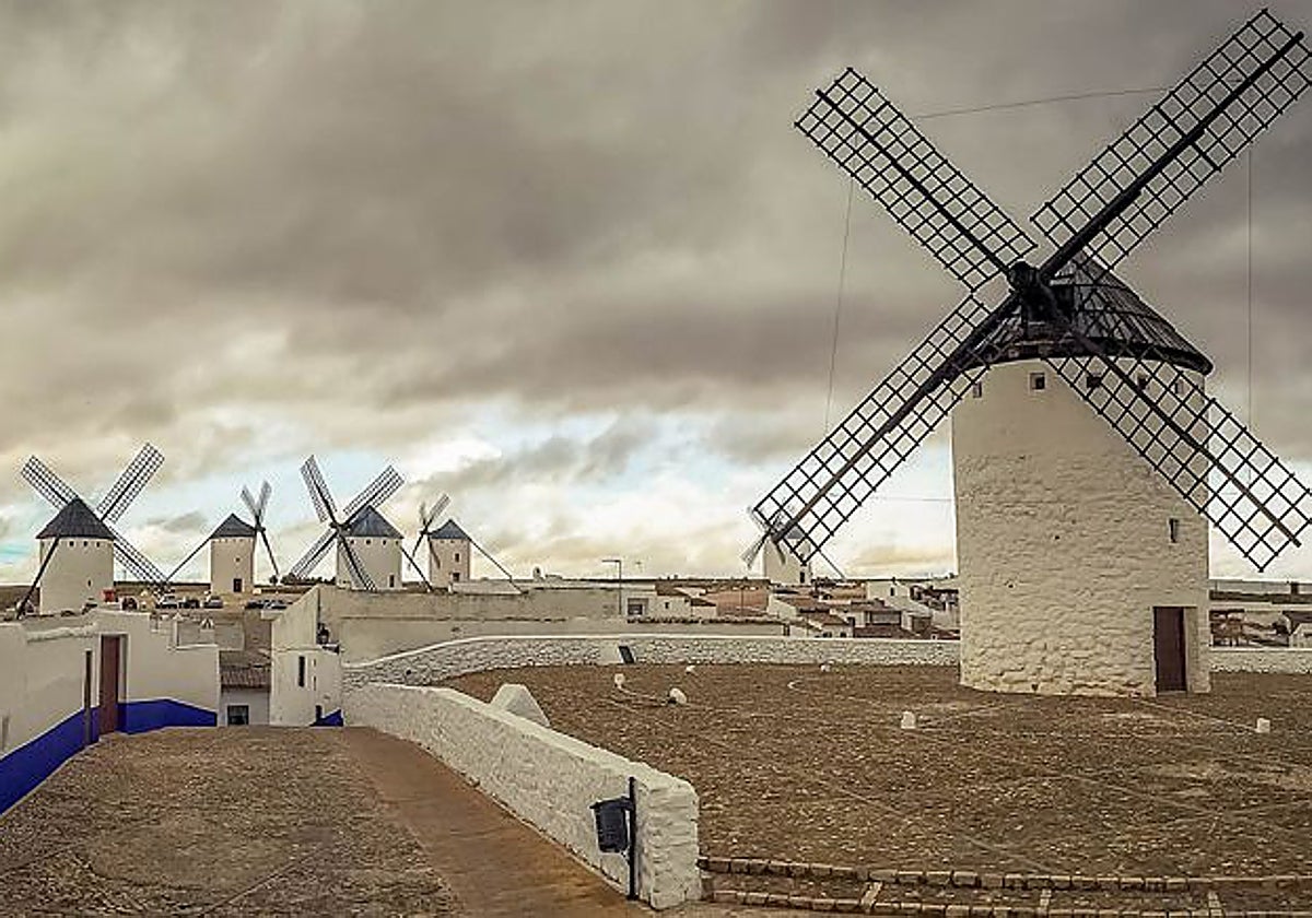 Tren de los Molinos: un viaje por La Mancha que inspiró a Cervantes