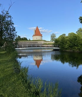 Imagen secundaria 2 - Casa en la isla de Abruka, donde sólo viven 50 personas (arriba); escultura Suur Tõll ja Piret, héroes míticos de la isla (abajo izquierda); castillo de Kuressaare (abajo derecha).