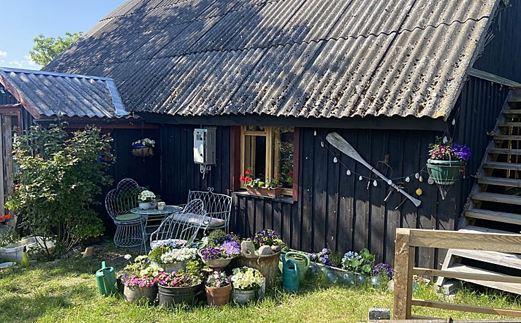 Imagen principal - Casa en la isla de Abruka, donde sólo viven 50 personas (arriba); escultura Suur Tõll ja Piret, héroes míticos de la isla (abajo izquierda); castillo de Kuressaare (abajo derecha).