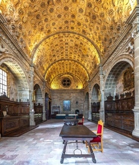 Secundaire afbeelding 2 - Buitenkant van de kathedraal van Sigüenza (boven); de kloostergang (linksonder) en de sacristie (rechtsonder).