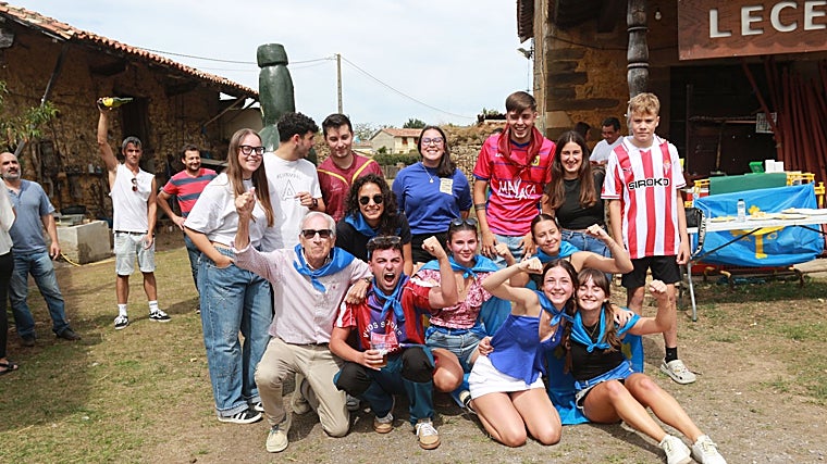 Vecinos de Valdesoto de celebración tras conocer el fallo del jurado