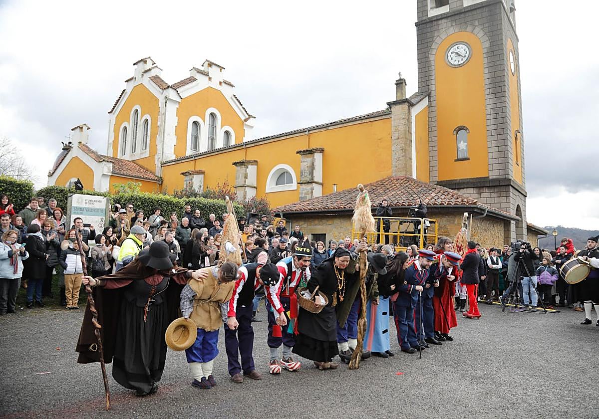 Representación de 'Sidros y Comedies' en Valdesoto ante las iglesia de san Félix