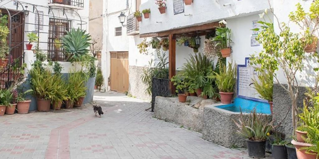 Este pueblo de Andalucía tiene 23 fuentes de agua natural y poemas de García Lorca en sus calles