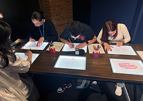 Imagen secundaria 1 - En esta exposición se puede pintar personajes Disney, escuchar bandas sonoras y admirar míticos objetos