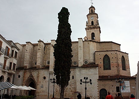 Imagen secundaria 1 - El Palacio Ducal de Gandía (arriba); la Colegiata de Santa María (izquierda abajo) y el museo de Santa Clara (derecha abajo)
