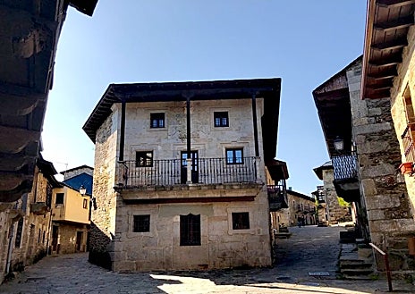 Imagen secundaria 1 - Pasear por las empedradas calles de Sanabria es retroceder a la Edad Media