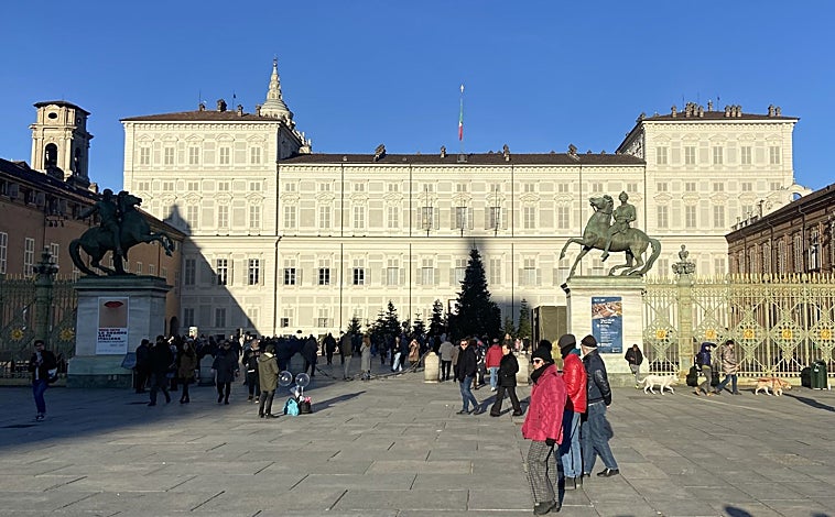 Imagen principal - Exterior del Palacio Real de Turín (arriba); una de las estancias de los apartamentos reales (abajo izquierda); una de las más de 5.000 piezas que componen la colección (abajo derecha).