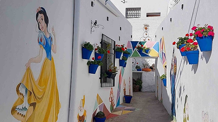 Las paredes de este pueblo se transforman en un cuento Disney que cambia cada año