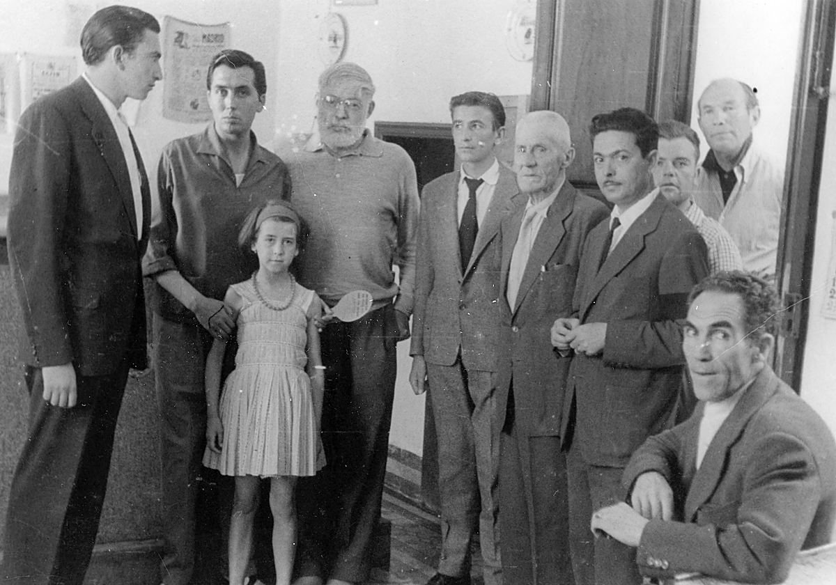 Ernest Hemingway, en el centro de la imagen con barba, en una de sus visitas a Ronda