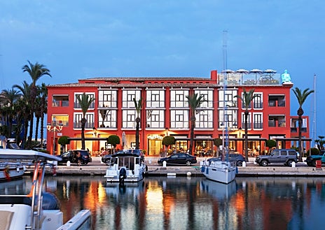 Imagen secundaria 1 - Habitación del hotel MiM Andorra y fachadas de los de Sotogrande e Ibiza