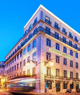 Imagen secundaria 2 - Azotea del hotel Pestana CR7 de Madrid, sobre la Gran Vía; Dionísio Pestana y Cristiano Ronaldo, socios desde 2015, y fachada del Pestana CR7 Lisboa. 