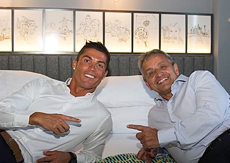 Imagen secundaria 1 - Azotea del hotel Pestana CR7 de Madrid, sobre la Gran Vía; Dionísio Pestana y Cristiano Ronaldo, socios desde 2015, y fachada del Pestana CR7 Lisboa. 