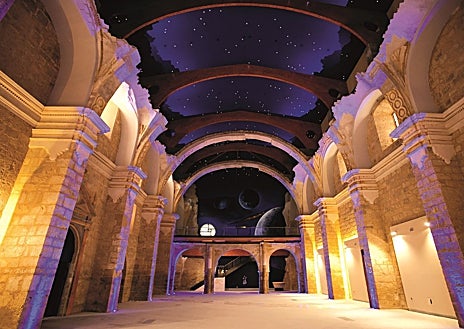 Imagen secundaria 1 - Lluvia de estrellas en el Castillo de Albarracín (arriba); la iglesia de San Pedro Cultural de Becerril de Campos, Palencia, fue restaurada con elementos astronómicos (abajo izquierda); la Luna en el Castillo de Aracena, en Huelva (abajo derecha)