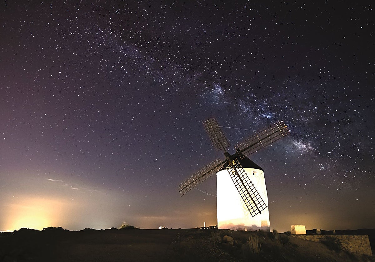La Vía Láctea sobre un molino de viento en Consuegra