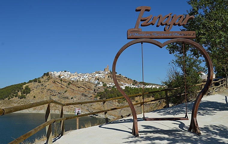 Diez rincones de España con bancos y columpios espectaculares que debes visitar