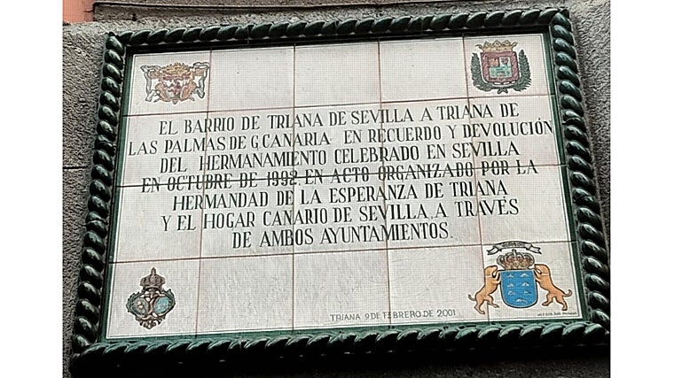 Placa conmemorativa del hermanamiento entre Sevilla y Las Palmas de Gran Canaria en la calle Mayor de Triana