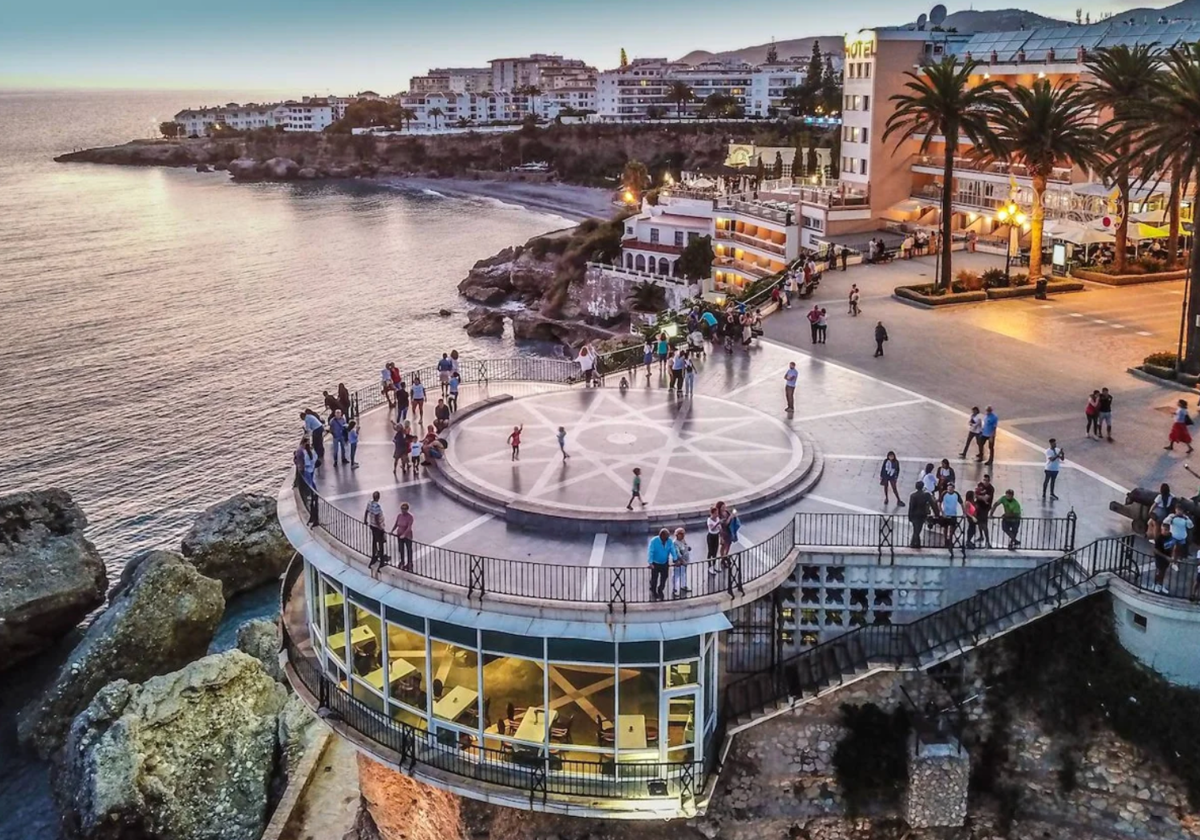 Ni Ronda ni Mijas: el pueblo más bonito de Málaga tiene vistas a la playa desde un acantilado
