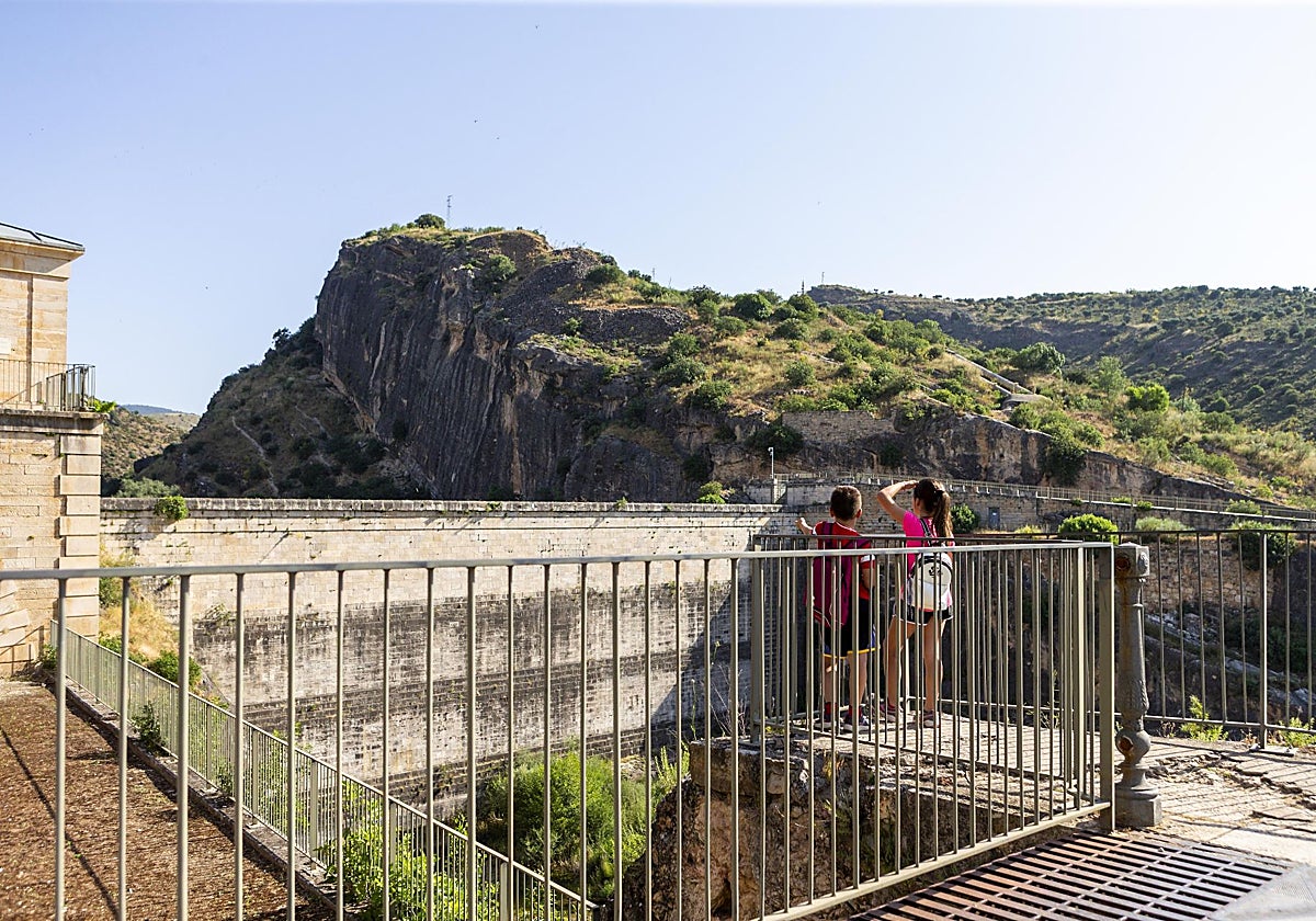 Descubre el Pontón de la Oliva, la presa del siglo XIX que quiso dar agua a Madrid