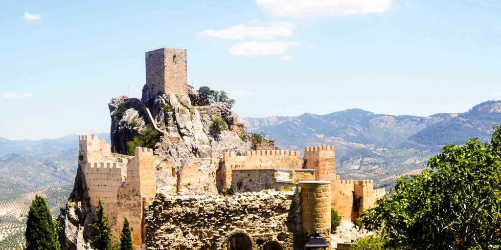 El imponente castillo con más de 725 años que está incrustado en una montaña