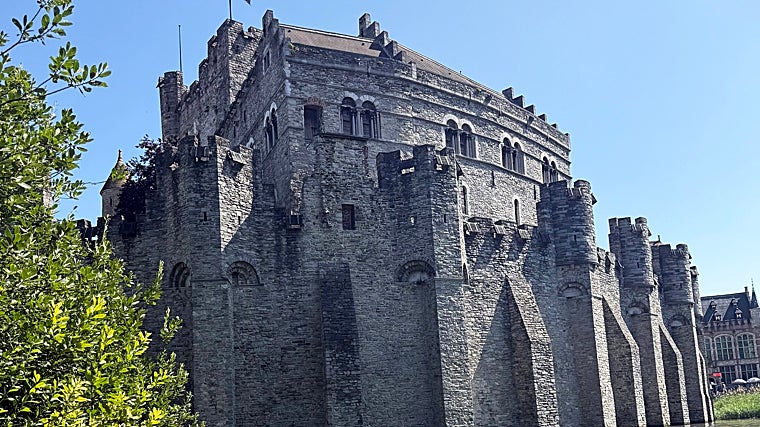 Imagen del castillo de los condes de Flandes visto desde el canal