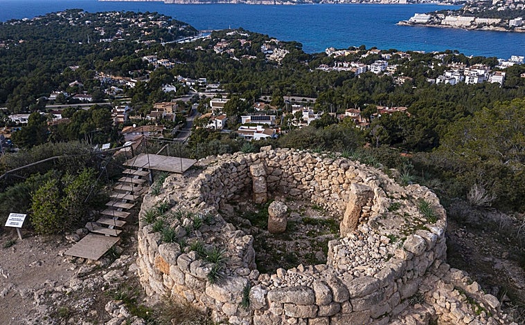 Imagen principal - El punto más alto de Puig de Sa Morisca (arriba); una familia caminando por la Finca Galatzó (abajo izquierda) y la casa principal de la misma (abajo derecha)