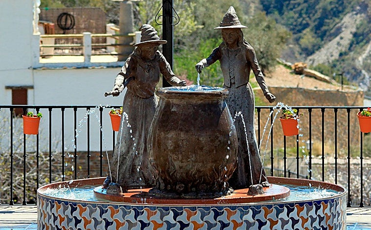 Imagen principal - Mirador y fuente de las Brujas (arriba); casa de Hansel y Gretel (abajo izquierda); y la casa de Baba Yagá (abajo derecha)