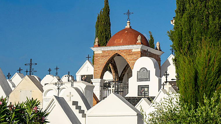 Detalle de las tumbas escalonadas que crean la singular silueta del cementerio
