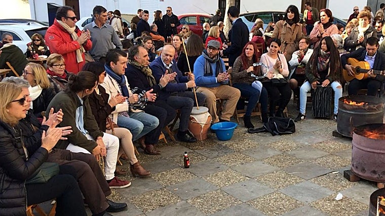 Un corro cantando villancicos en las zambombas de Jerez