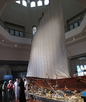 Imagen secundaria 2 - El fuerte de Mutrah (arriba); uno de los puestos que puede verse en el zoco de Mutrah (abajo izquierda); y el Museo Nacional (abajo derecha)