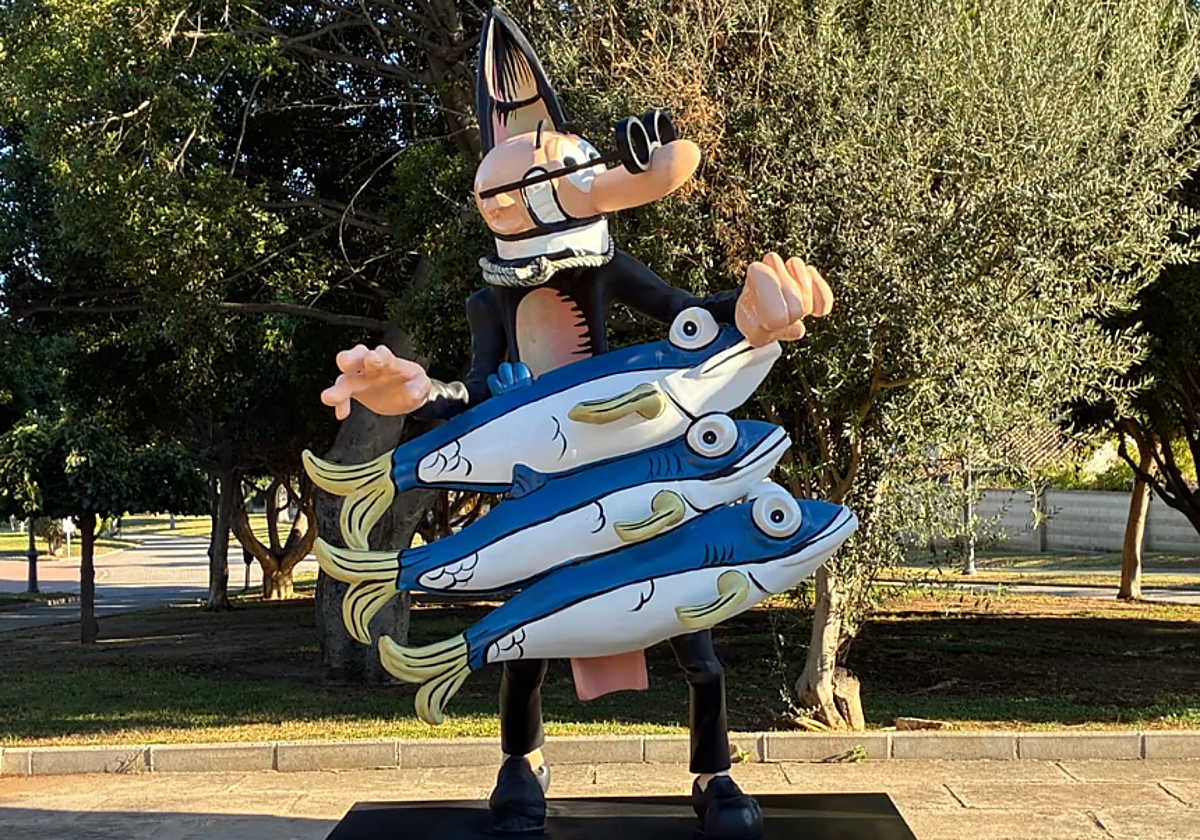 Mortadelo vestido de espeto de sardinas en el Parque de la Batería en Torremolinos