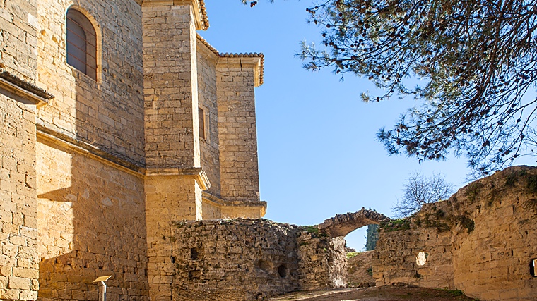 Restos de la muralla e iglesia de la Villa