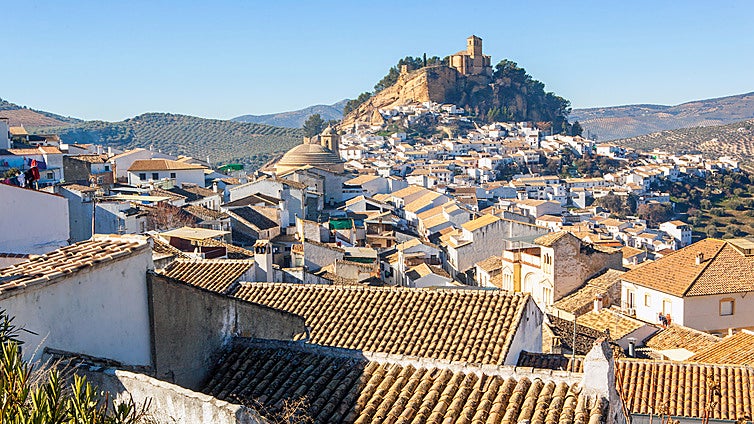 El pueblo granadino de casas blancas que desafía a la gravedad