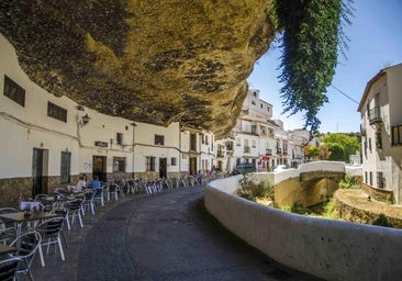 Vista de una de las calles más famosas de la localidad gaditana de Setenil de las Bodegas