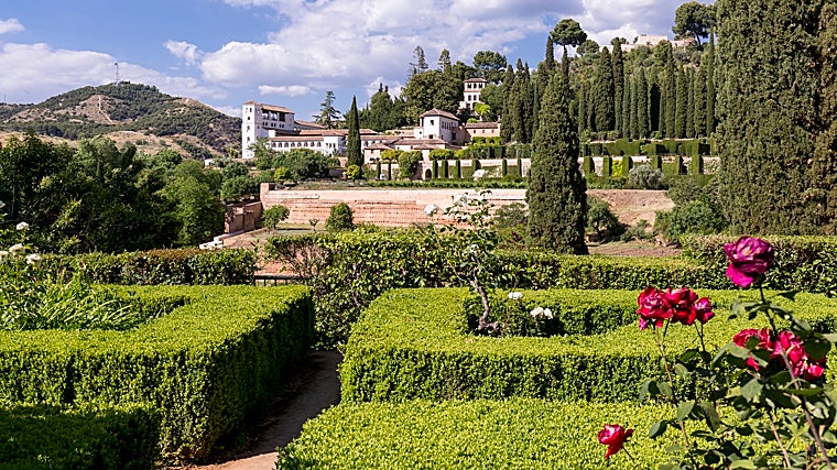 El Generalife, dentro del conjunto monumental, desde los jardines del parador