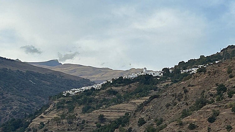 El pueblo mágico de Andalucía ideal para visitar en otoño: casas encaladas, chimeneas humeantes y vistas a Sierra Nevada