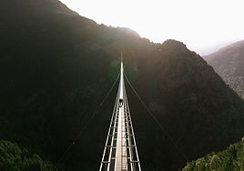 Así es el puente tibetano de Canillo, el segundo más largo del mundo: parece que está suspendido en medio de la nada