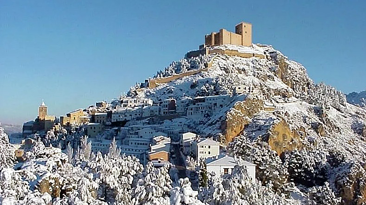 No hace falta ir a Sierra Nevada: el pueblo de cuento con un castillo que tiene vistas nevadas en invierno
