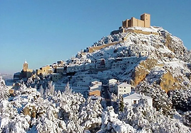 No hace falta ir a Sierra Nevada: el pueblo de cuento con un castillo que tiene vistas nevadas en invierno