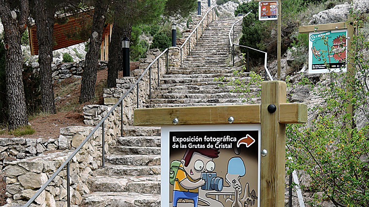 La línea del tiempo es un conjunto de paneles informativos ubicados justo antes de la entrada