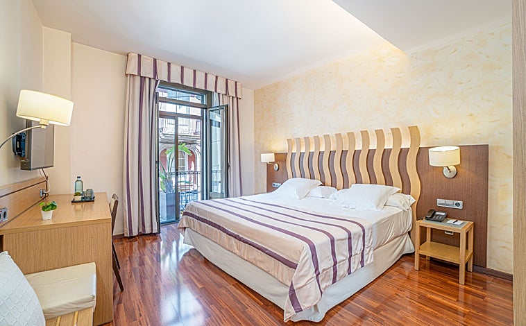 Main photo - A room at the Duran Hotel (above) and some of the dishes that can be tasted there such as meatballs and sweet sausages