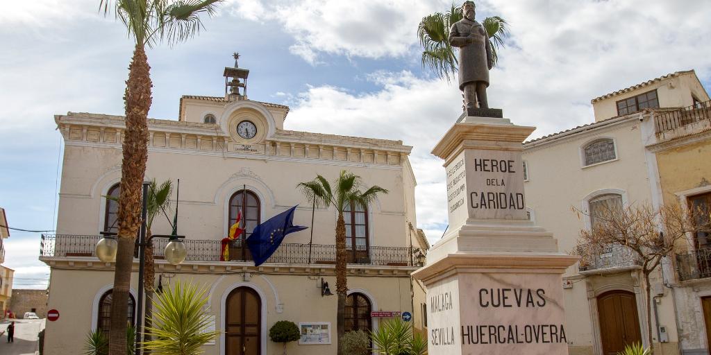 El pueblo de Andalucía que vio crecer a Carlos Herrera: dónde está y qué ver