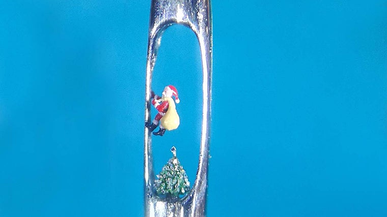 Uma imagem do menor Papai Noel do mundo, que só pode ser vista através de um microscópio.