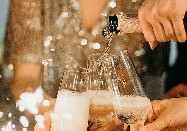 Uvas, marionetas y la fruta de la fertilidad: las curiosas tradiciones de Nochevieja europeas