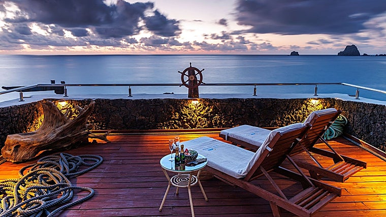 O terraço da suite oferece vistas deslumbrantes sobre o mar.