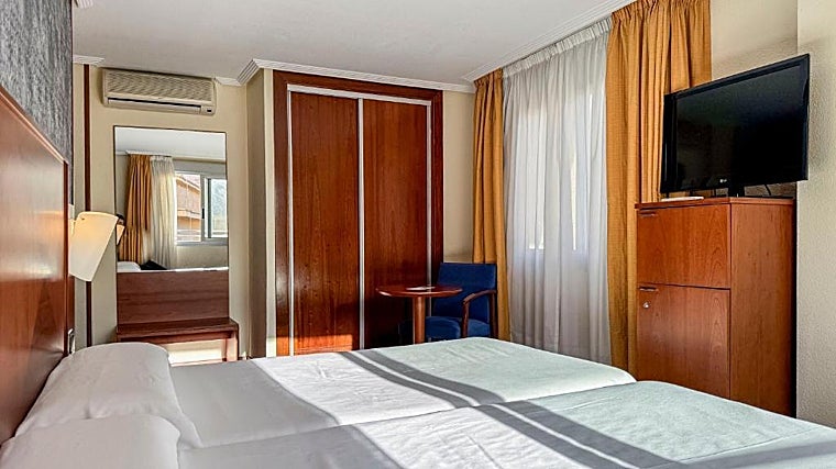 Una de las habitaciones del Torreluz Centro Hotel en Almería